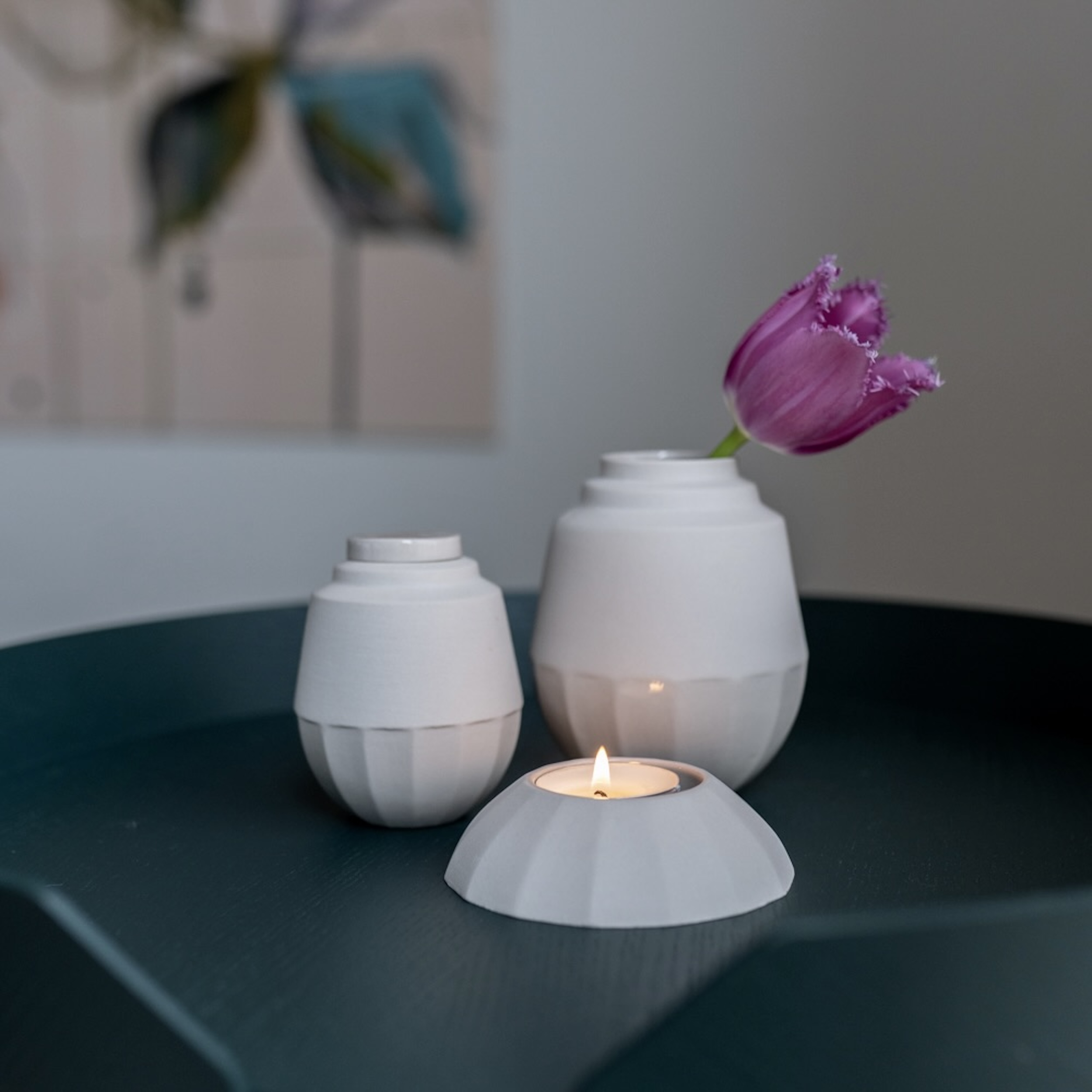 urn setje Naos. een kleine urn met een vaasje en een waxine lichtje houder in de kleur zand. geplaatst bij elkaar op een mooi kastje.