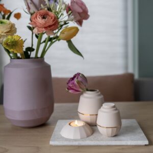 Set van een urn met bijpassend vaasje en waxinelichthouder. Strak design. gemaakt van porselein