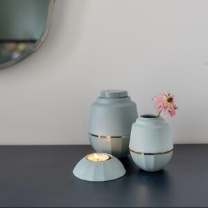 urn met bijpassend vaasje en waxinelichthouder in een tijdloze stijl.Het setje is versierd met een gouden lijn.