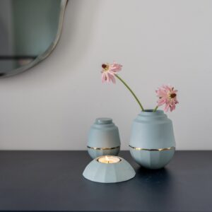 Set van een urn met bijpassend vaasje en waxinelichthouder. Strak design. gemaakt van porselein