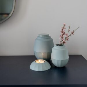 Gedenkplekje in huis in mint tinten met urn Kuma, vaasje Maia en waxinelicht Meissa, handgemaakt keramiek.