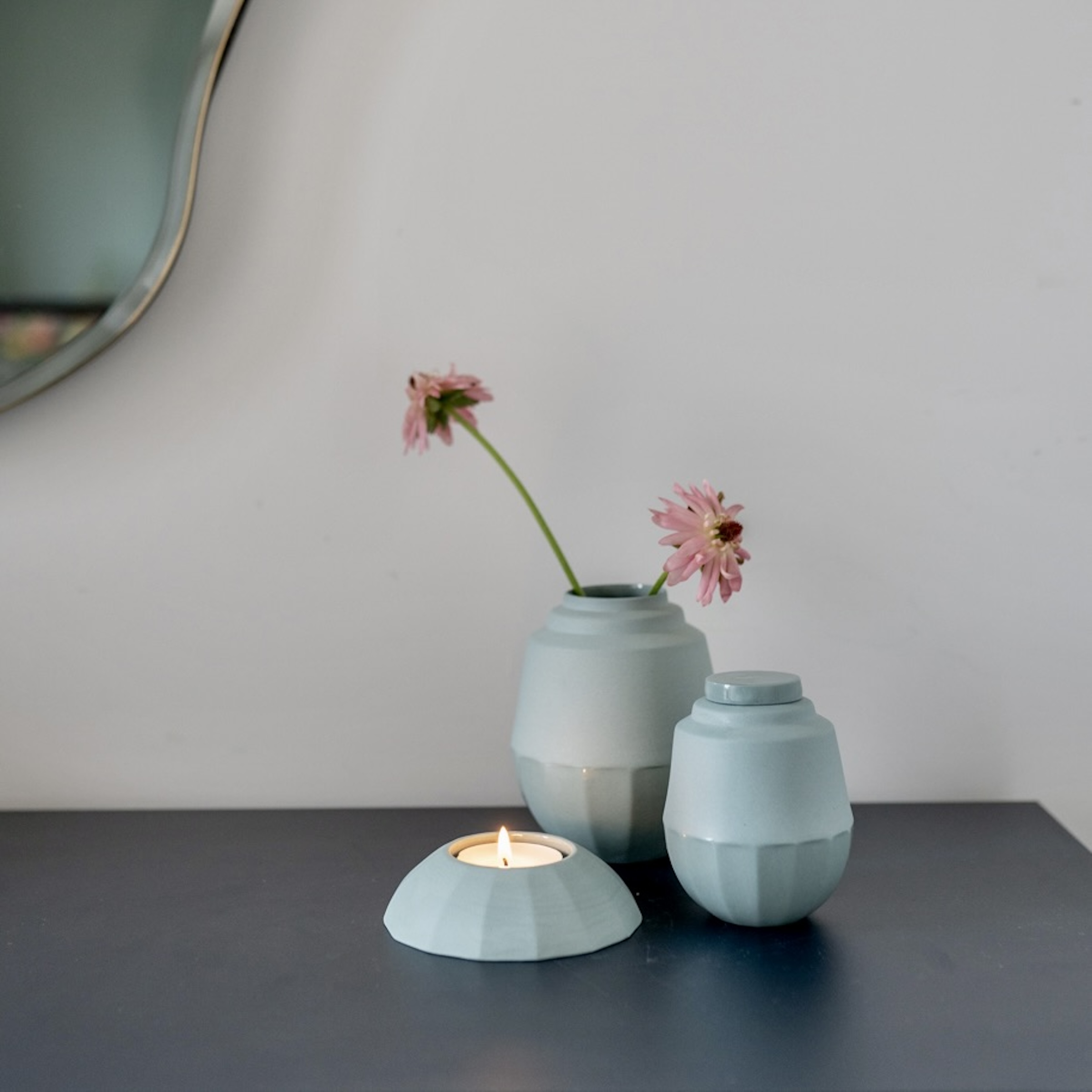 porseleinen urntje met een vaasje en een waxine lichtje houder. dit is bij elkaar geplaatst als setje op een mooi plekje in huis.