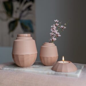 Set van een urn met bijpassend vaasje en waxinelichthouder. Strak design. gemaakt van porselein