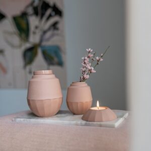Gedenkplekje in huis in terra tinten met urn Kuma, vaasje Maia en waxinelicht Meissa, handgemaakt keramiek.