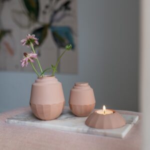 Set van een urn met bijpassend vaasje en waxinelichthouder. Strak design. gemaakt van porselein