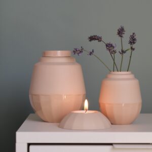 Gedenkplekje in huis in beige tinten met urn Kuma, vaasje Maia en waxinelicht Meissa, handgemaakt keramiek.