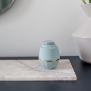 Mini urn Noas porselein mint 150 ml met gouden randje – handgemaakt design met 24-karaats goudaccent