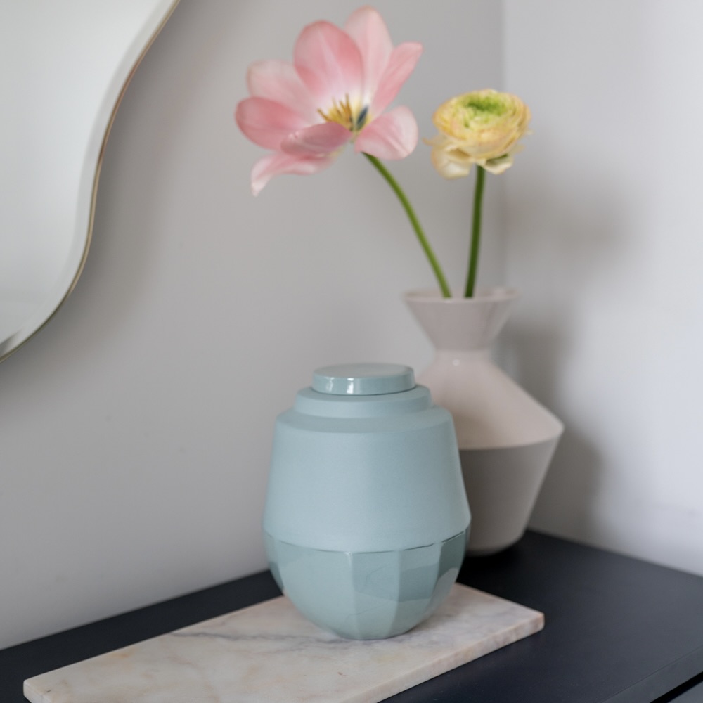 middel urn in een strakke vormgeving. In een mint kleur. Deels mat deels geglazuurd.