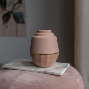 middel handgemaakte urn. In een tijdloze strakke vormgeving. Deels mat en deels geglazuurd.