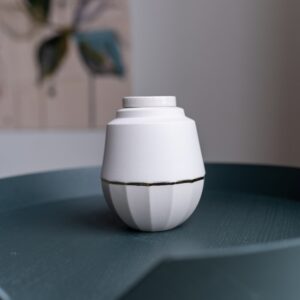 Kuma urn porselein zand Stella collectie met 24-karaats gouden randje – handgemaakt modern design