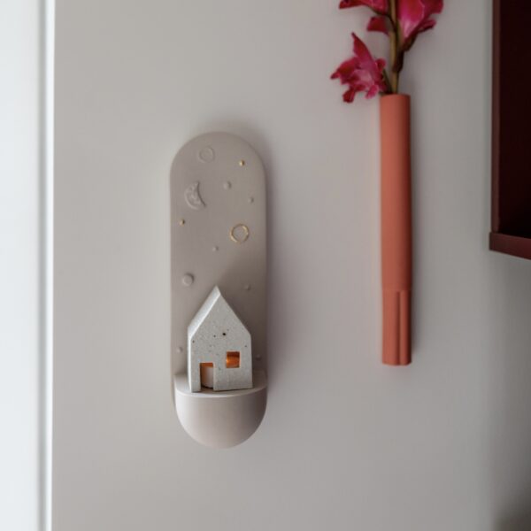 gedenkplekje-wand-huisje-waxinelicht-as-zand-vooraanzicht