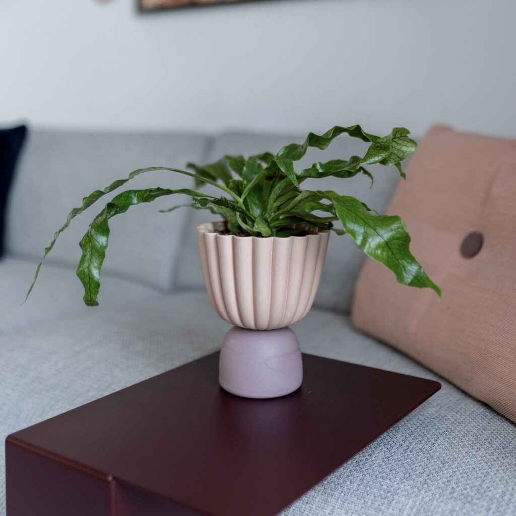 mini-urn-met-plantenpot-bruin-karamel-detail