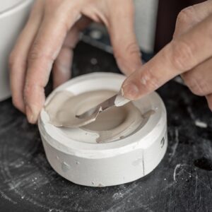 handgemaakt-kleine-urnen-nijmegen-studiosterrenstoff-afsneiden